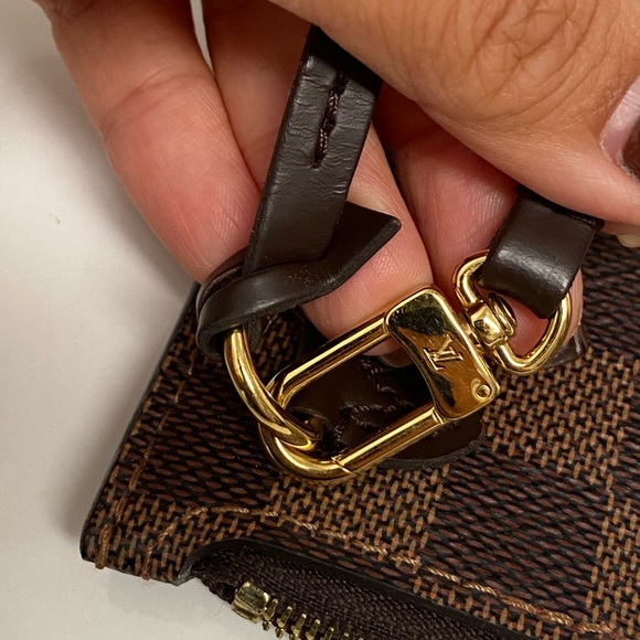 Louis Vuitton Damier pouch - Picture 12 of 16